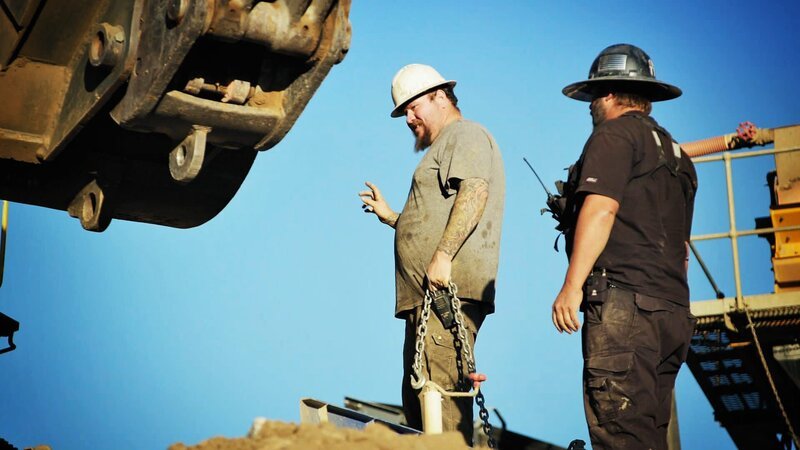 Nate Clark (l.) – Bild: Warner Bros. Discovery
