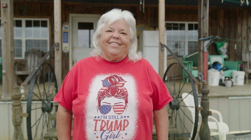 Sharon Anderson unterstützt Trump. Als er Präsident war, fühlte sie sich „sicherer“ in den USA. – Bild: WDR Sharon Anderson unterstützt Trump. Als er Präsident war, fühlte sie sich „sicherer“ in den USA. – Bild: WDR