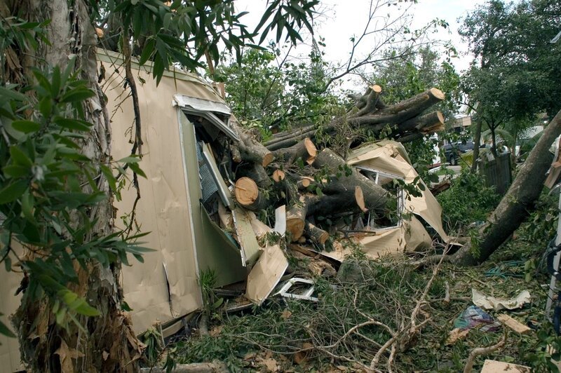 Davie, Broward County, FL 8–27–05 Hurricane Winds from Katrina knocked over huge tree crushing this Mobile home. These residents had thankfull evacuated. Many Mobile homes homes are damaged and residents are displaced. MARVIN NAUMAN/​FEMA photo – Bild: Marvin Nauman /​ Photo by: MARVIN NAUMAN/​FEMA News Photo Mandatory credit (no charge for use)