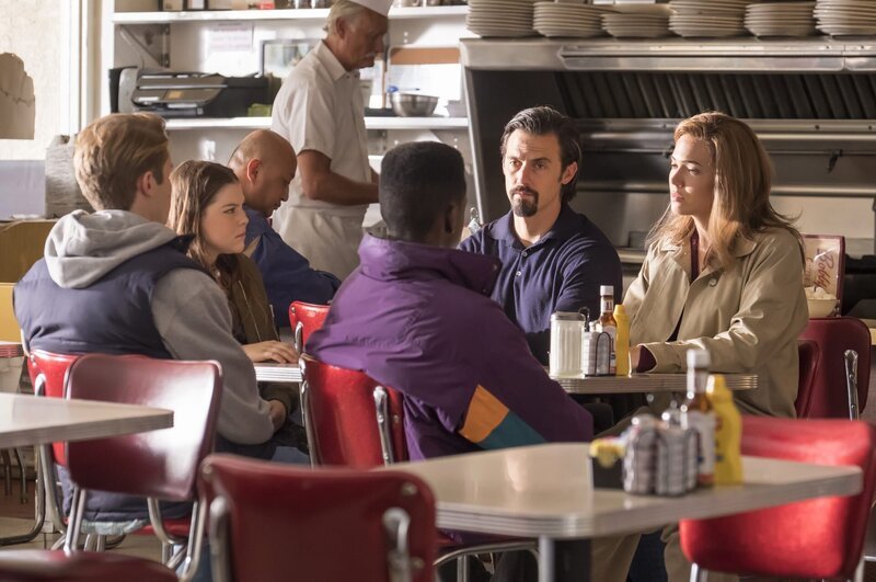 Rückblende auf ihre Jugend: Kevin (Logan Shroyer, l.), Kate (Hannah Zeile, 2.v.l.) und Randall (Niles Fitch, 3.v.r.) wird von ihren Eltern (Mandy Moore, r. und Milo Ventimiglia, 2.v.r.) eine folgenschwere Entscheidung mitgeteilt … – Bild: 2017–2018 NBCUniversal Media, LLC. All rights reserved. /​ Ron Batzdorff Lizenzbild frei