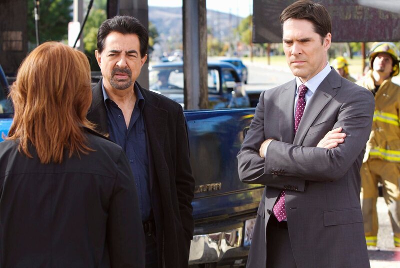 Agent Bates (Deidre Lovejoy, l.), Rossi (Joe Mantegna, M.) und Hotch (Thomas Gibson, r.) müssen das schiesswütiges Paar Ray und Sydney stoppen, bevor es weitere Opfer gibt … – Bild: 13th Street