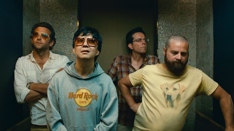 Phil (Bradley Cooper, l.), Stu (Ed Helms, 2.v.r.) und Alan (Zach Galifianakis, r.) setzen große Hoffnungen auf einen Deal, bei dem sie Mr. Chow (Ken Jeong, 2.v.l.) ausliefern sollen und dafür Teddy zurückbekommen, doch dann kommt alles ganz anders … – Bild: © Warner Brothers Phil (Bradley Cooper, l.), Stu (Ed Helms, 2.v.r.) und Alan (Zach Galifianakis, r.) setzen große Hoffnungen auf einen Deal, bei dem sie Mr. Chow (Ken Jeong, 2.v.l.) ausliefern sollen und dafür Teddy zurückbekommen, doch dann kommt alles ganz anders … – Bild: © Warner Brothers