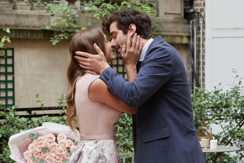 Anna Bowman (Alexa PenaVega) und Sebastian Laurent (Nicholas Bishop) verlieben sich in Paris. +++ Die Verwendung des sendungsbezogenen Materials ist nur mit dem Hinweis und Verlinkung auf RTL+ gestattet. +++ – Bild: Eric Caro /​ . /​ ©2023 Hallmark Media