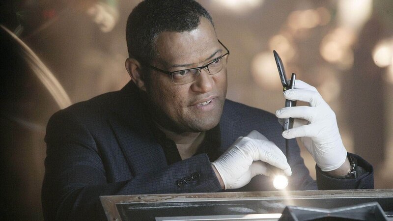 Von Hodges auf eine Idee gebracht, entdeckt Dr. Raymond Langston (Laurence Fishburne) tatsächlich eine Spur, der einen ganz neuen Tatverdächtigen ins Spiel bringt … – Bild: MG RTL D /​ CBS