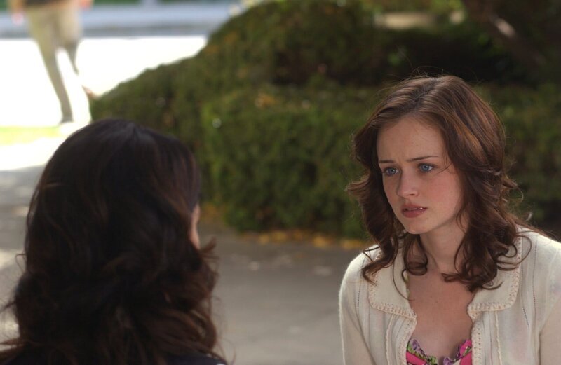 Nach langem Überlegen fasst Rory (Alexis Bledel) den Beschluss, im kommenden Jahr nicht in Yale weiter zu studieren. Eine Entscheidung, die ihre Mutter Lorelai absolut nicht bewilligt … – Bild: 2004 Warner Bros. Lizenzbild frei