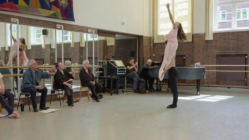 John Neumeier während der Proben zu ‚Romeo und Julia‘. – Bild: ORF/​C Major Entertainment/​Kinescope Film