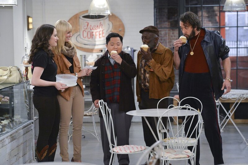 Verzweifelt versuchen Max (Kat Dennings, l.) und Caroline (Beth Behrs, 2.v.l.), Geld für die Miete aufzutreiben – und das sogar bei ihren Freunden und Kollegen Han (Matthew Moy, M.), Earl (Garrett Morris, 2.v.r.) und Oleg (Jonathan Kite, r.) … – Bild: PLURIMEDIA (Warner Bros Entertainment Inc.)