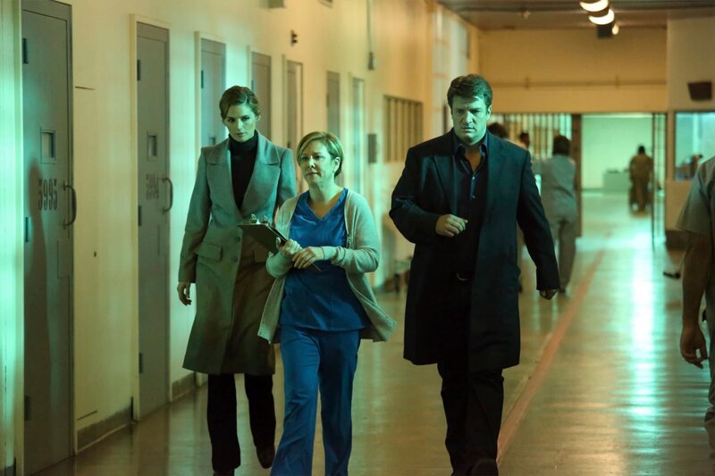 Kann Krankenschwester Lockhart (Romy Rosemont, M.) Richard Castle (Nathan Fillion, r.) und Kate Beckett (Stana Katic, l.) bei den Ermittlungen in einem neuen Fall weiterhelfen? – Bild: Universal TV
