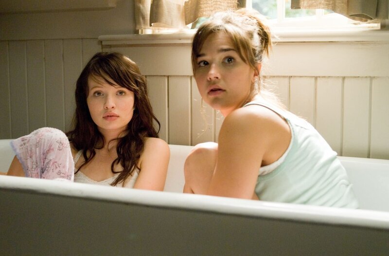 Ihr Leben ist in großer Gefahr: Anna (Emily Browning, l.) und Alex (Arielle Kebbel, r.) … – Bild: ORF/Telepool/Kimberley French Ihr Leben ist in großer Gefahr: Anna (Emily Browning, l.) und Alex (Arielle Kebbel, r.) … – Bild: ORF/Telepool/Kimberley French