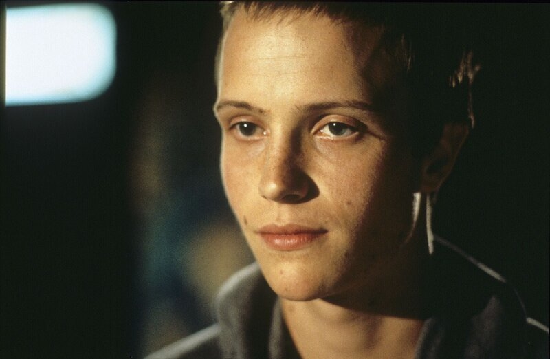 Karl (August Diehl) glaubt an eine Verschwörung. – Bild: Kerstin Stelter / Claussen+Wöbke Filmproduktion Lizenzbild frei Karl (August Diehl) glaubt an eine Verschwörung. – Bild: Kerstin Stelter / Claussen+Wöbke Filmproduktion Lizenzbild frei