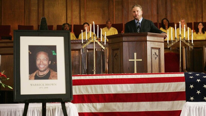 Gil Grissom (William Petersen) hält bei der Trauerfeier für Warrick eine bewegende Rede – Bild: MG RTL D /​ CBS