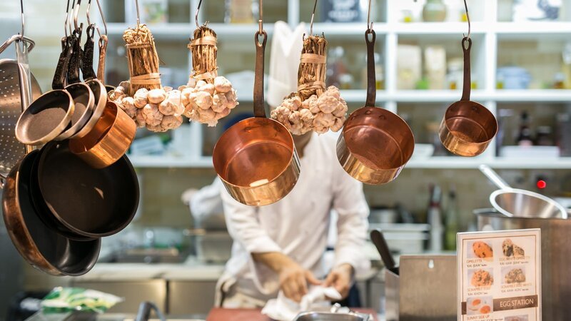 Unscharfer Chefkoch : Chefkoch kocht in der offenen Küche, der Kunde kann sehen, dass er an der Essensausgabe kocht – Bild: Shutterstock /​ Shutterstock /​ Copyright (c) 2016 PBO Photography/​Shutterstock. No use without permission.