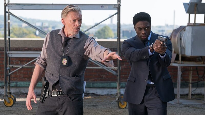 Halloran (Callum Keith Rennie, left) and Detective Keith (Clé Bennett, right) in JIGSAW. – Bild: Studiocanal / Brooke Palmer Halloran (Callum Keith Rennie, left) and Detective Keith (Clé Bennett, right) in JIGSAW. – Bild: Studiocanal / Brooke Palmer