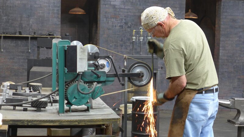 Forged in Fire Season 3 EP The Haladie, Forged in Fire_Wettkampf der Schmiede Staffel3 EP Der Haladie – Bild: A&E Television Networks Lizenzbild frei
