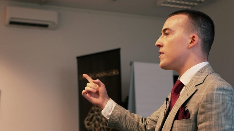 rec. Gefährlicher Trading-Kult – Die Masche hinter Network Marketing Silas Setteducati, einer der Leader des Multilevelmarketing-Unternehmens «Retired Young», hält ein Referat Copyright: SRF – Bild: SRF