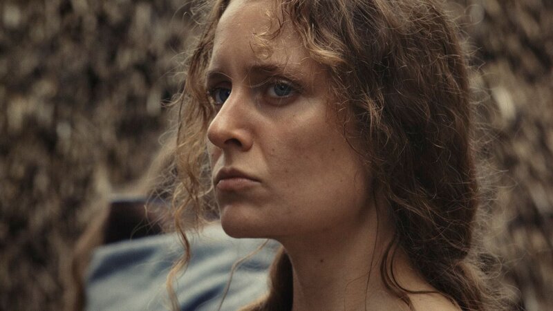 Die irische Prinzessin Melkorka (Stephanie Moeran) wird in die Gefangenschaft geführt. – Bild: otf /​ © THE HISTORY CHANNEL /​ Tile Films Ltd /​ OTF