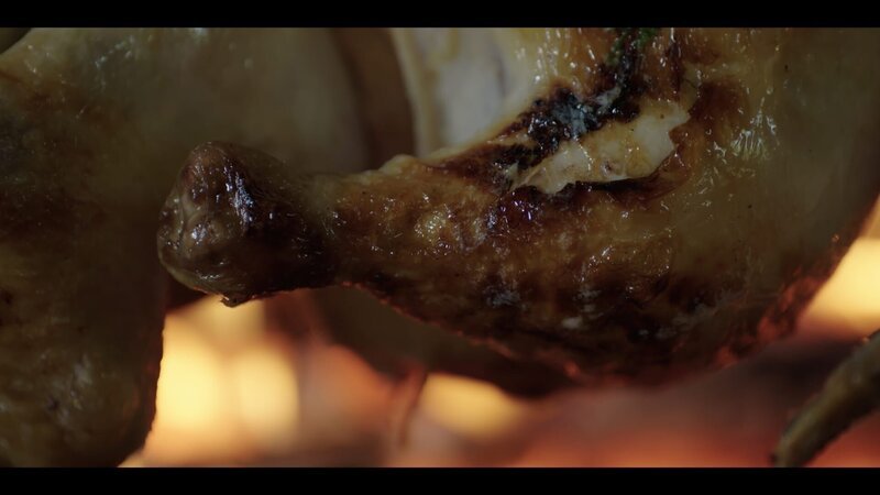 Rotisserie chicken over fire. – Bild: Rollercoaster Road Productions 2018