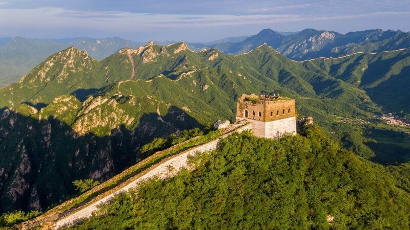 Jiankou, Sonnenaufgang über „der Mauer ohne Ende“ Die Verwendung des sendungsbezogenen Materials ist nur mit dem Hinweis und Verlinkung auf RTL+ gestattet. – Bild: RTL/​ © Heart & Soul Films Ltd