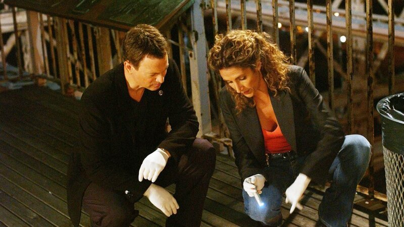 Stella Bonasera (Melina Kanakaredes) und Mac Taylor (Gary Sinise) werden zur Brooklyn Bridge gerufen. Ein Finanzexperte wurde mit einem Schlüsselanhänger erstochen. – Bild: MG RTL D /​ CBS