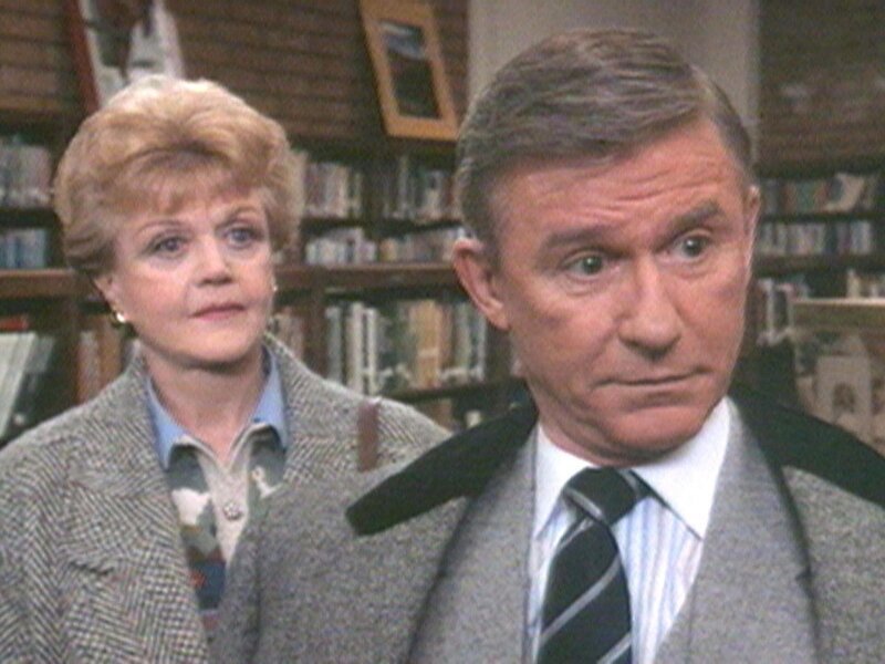 Jessica (Angela Lansbury) ist gar nicht erfreut, dass Gordon Fairchild (Robby McDowall) sein neues Buch über Hexen in Cabot Cove vorstellen will. – Bild: Warner TV Serie