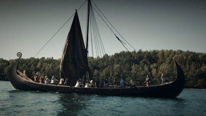 Die Schiffsbaukunst der Skandinavier ist im 8. und 9. Jahrhundert weit fortgeschritten. Aus einfachen Materialien wie Holz und Wolle fertigen sie schlanke und wendige Langschiffe. – Bild: THE HISTORY CHANNEL /​ Tile Films Ltd /​ OTF