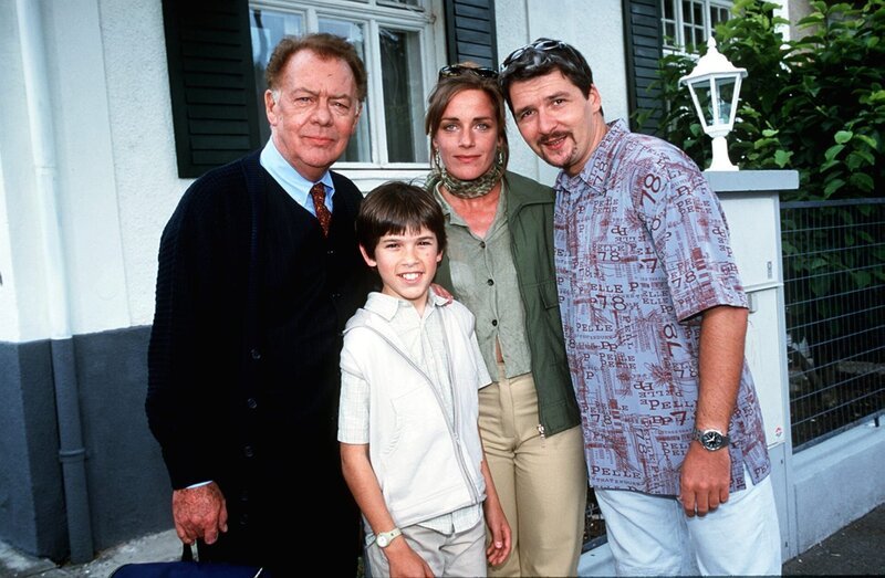 Im Bild (v.li.): Eberhard Gatzweiler (Klausjürgen Wussow), Martin (Valentin Heidrich Klausburg), Ulrike (Gundula Rapsch), Konrad (Harald Posch). – Bild: ORF/LISA-Film/Wolfgang Fuhrmann Im Bild (v.li.): Eberhard Gatzweiler (Klausjürgen Wussow), Martin (Valentin Heidrich Klausburg), Ulrike (Gundula Rapsch), Konrad (Harald Posch). – Bild: ORF/LISA-Film/Wolfgang Fuhrmann