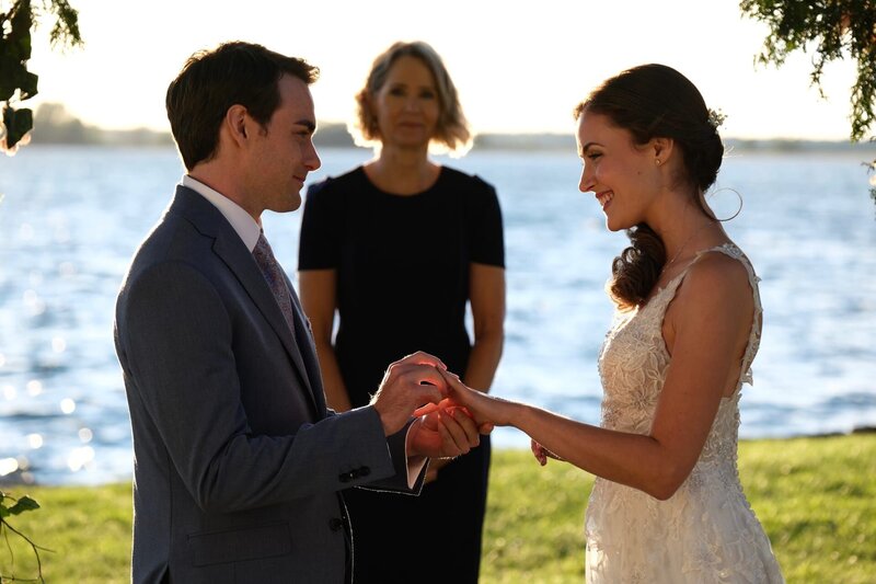 Ein Kuss für die Brautjungfer – Bild: TM and © 2022, The Walt Disney Company. All rights reserved. Lizenzbild frei