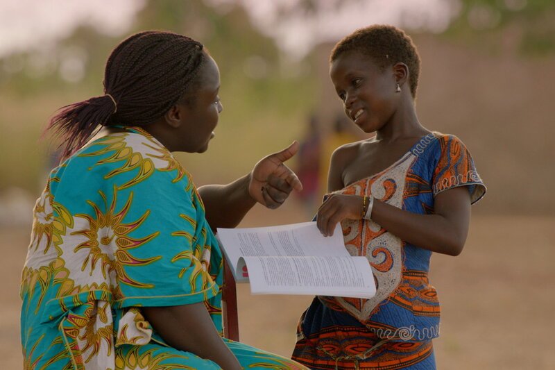 Schulen dieser Welt Sandrine Zongo (l.) SRF/winds X Verleih – Bild: SF2 Schulen dieser Welt Sandrine Zongo (l.) SRF/winds X Verleih – Bild: SF2