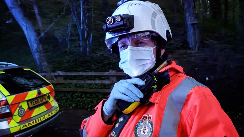 Rettungssanitäter am Tatort. – Bild: Warner Bros. Discovery