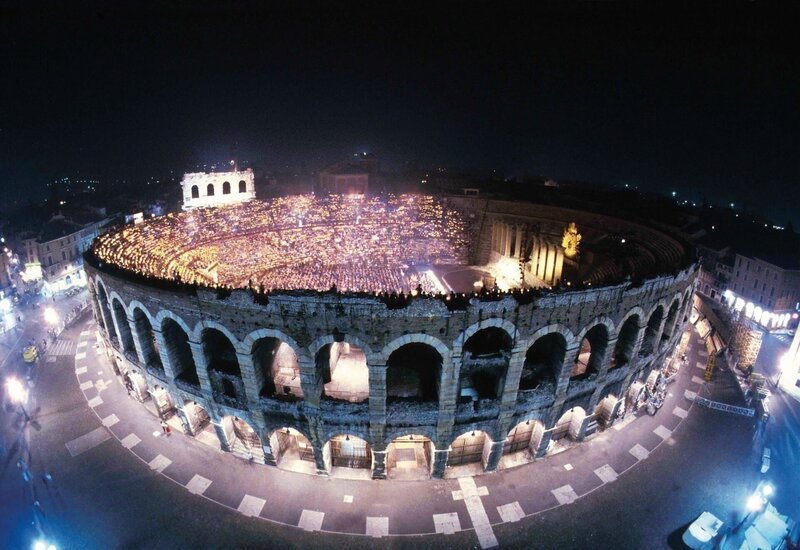 Anlässlich des 100. Todestages von Giacomo Puccini 2024 wird „La Bohème“ in der Arena von Verona aufgeführt. – Bild: ZDF und FainelloARCHIVIO – Fondazione Arena di Verona. Anlässlich des 100. Todestages von Giacomo Puccini 2024 wird „La Bohème“ in der Arena von Verona aufgeführt. – Bild: ZDF und FainelloARCHIVIO – Fondazione Arena di Verona.