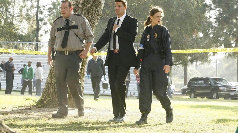 In einer Zeitkapsel aus dem Jahr 1987 wurde der verweste Körper eines jungen Mannes gefunden. Agent Booth (David Boreanaz, Mi.) und Brennan (Emily Deschanel, re.) müssen nun herausfinden, was damals geschah. – Bild: RTL /​ FOX