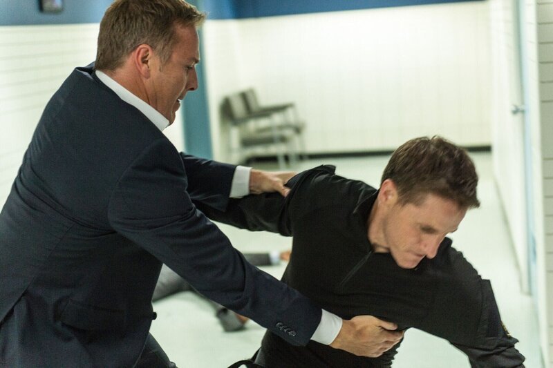 Franklin (Mike Dopud l.) und Travis Hall (Sam Jaeger) Die Verwendung des sendungsbezogenen Materials ist nur mit dem Hinweis und Verlinkung auf RTL+ gestattet. – Bild: RTL / © 2017 Sony Pictures Worldwide Acquisitions Inc. Franklin (Mike Dopud l.) und Travis Hall (Sam Jaeger) Die Verwendung des sendungsbezogenen Materials ist nur mit dem Hinweis und Verlinkung auf RTL+ gestattet. – Bild: RTL / © 2017 Sony Pictures Worldwide Acquisitions Inc.