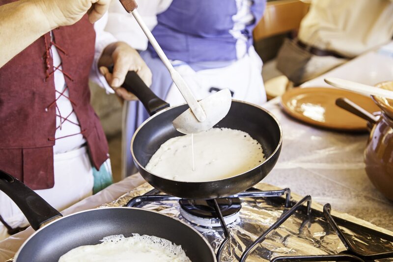 Pfannkuchen backen. – Bild: Shuttestock