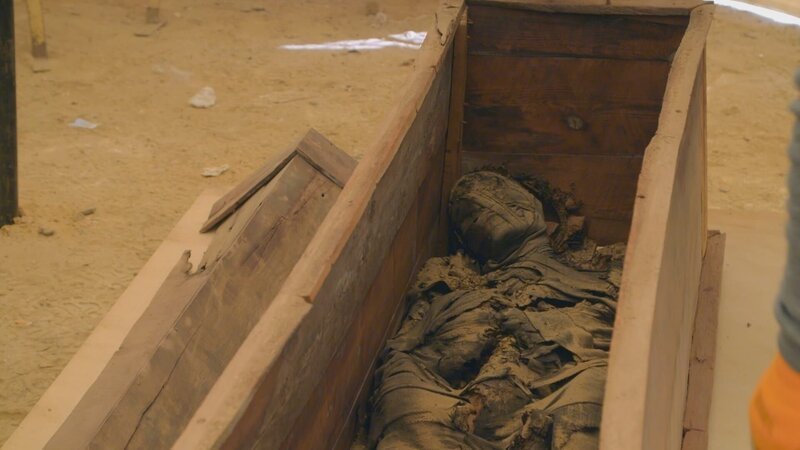 Ein edler Sarg, ein Basilikumkranz und eine sorgfältige Mumifizierung deuten auf Wohlstand und Zugehörigkeit zur Elite hin. – Bild: ZDF und © Windfall Films./​© Windfall Films