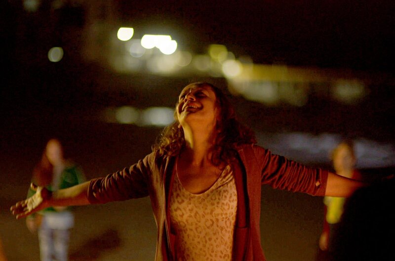 Die Wesen, die in der Sonne schmelzen – Bild: Quijote Films/​Les Valseurs /​ Die Transfrau Nataly (Paula Dinamarca) und ihre Tochter Secreto besuchen Natalys ehemaligen Liebhaber Leon. Dieser lebt zurückgezogen in einer mysteriösen Gemeinschaft, die sich vor der Sonne verbirgt.