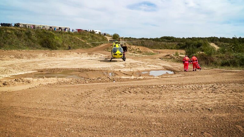 Der Hubschrauber ist auf einem Feldweg geparkt – Pete Vallance und Tyrone gehen zu Fuß. – Bild: Warner Bros. Discovery