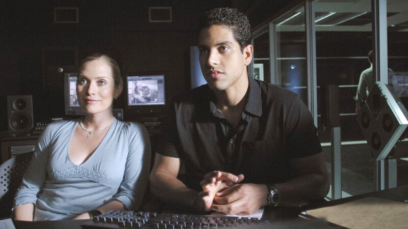 Eric (Adam Rodriguez) und Calleigh (Emily Procter) schauen sich das Überwachungsvideo vom Überfall an. Viel sehen sie nicht, da der Täter eine Maske trägt. Aber Eric findet endlich eine Antwort für den rätselhaften Abdruck im Blut – der Täter trug schwarze Lederhandschuhe mit einem offenen Lochmuster … – Bild: TVNOW /​ CBS
