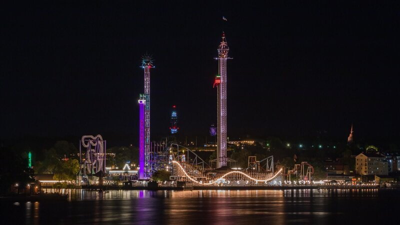 Nachtbild des Vergnügungsparks Gröna Lund – Bild: RTL /​ Getty Images /​ brunocoelhopt /​ Unfälle