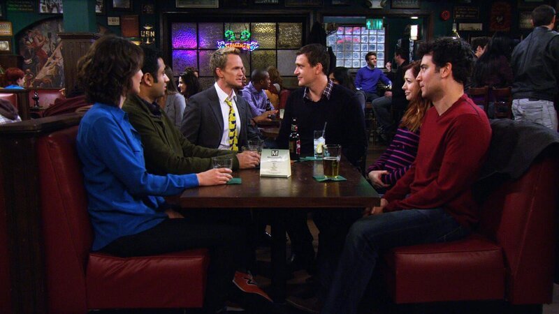L-R: Robin (Cobie Smulders), Kevin (Kal Penn), Barney (Neil Patrick Harris), Marshall (Jason Segel), Lily (Alyson Hannigan), Ted (Josh Radnor) – Bild: Courtesy of Warner Brothers