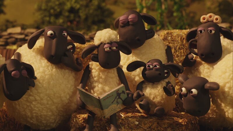 Shaun liest ein Buch über Drachen vor und die Schafe hören gespannt zu. – Bild: KiKA