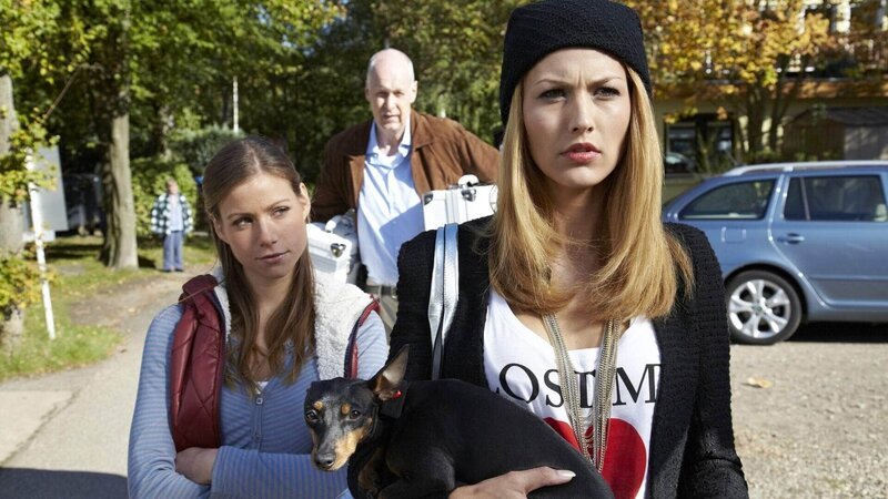 Jenny (Katrin Heß, l.) und Bonrath (Gottfried Vollmer) bringen Sarah (Fiona Erdmann) zu einem Campingplatz, wo die Entführer sie nicht vermuten können. – Bild: MG RTL D /​ Guido Engels