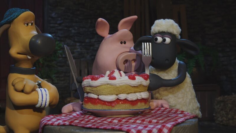 Shaun lädt das Schwein in die Scheune ein. – Bild: KiKA