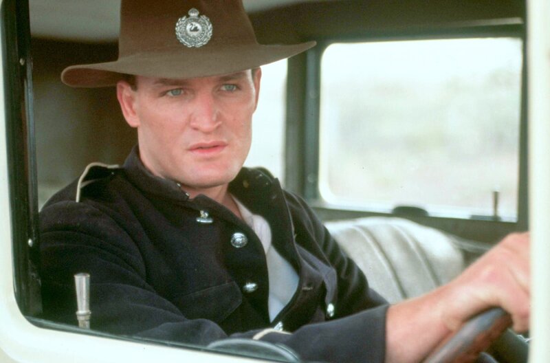 Der lange Weg nach Hause – Bild: Jabal Films PTY Ltd. /​ Constable Riggs (Jason Clarke) ist gekommen, um einer Aborigine ihre Töchter wegzunehmen.