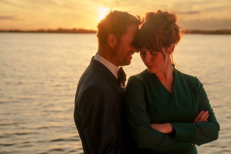 Gilles (Philipp Hochmair) und Lisa (Emily Cox) lernen sich auf einer Hochzeit kennen. – Bild: ORF/ZDF/Stefan Erhard Gilles (Philipp Hochmair) und Lisa (Emily Cox) lernen sich auf einer Hochzeit kennen. – Bild: ORF/ZDF/Stefan Erhard