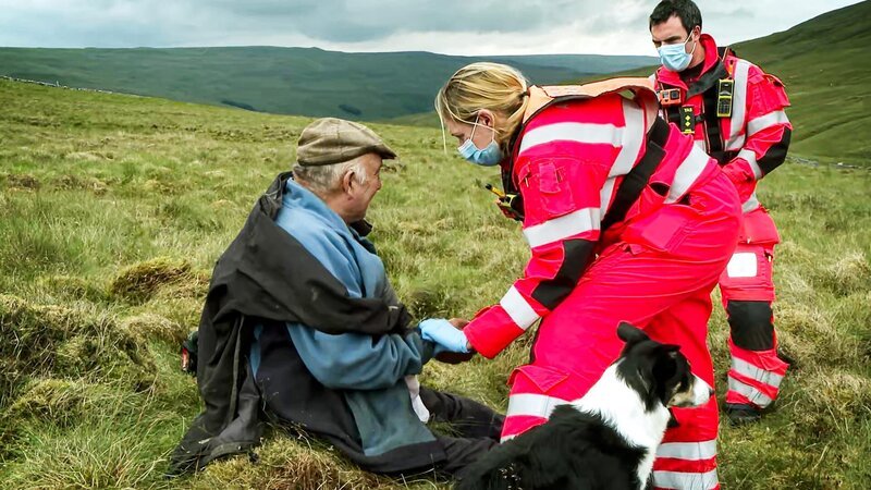 James Stubley & Rachel Smith beugen sich über einen Patienten im Moor – Bild: Warner Bros. Discovery
