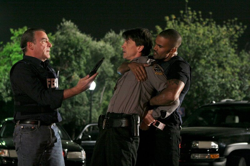 Gideon (Mandy Patinkin, l.) und Morgan (Shemar Moore, r.) glauben, den Täter gefasst zu haben. Doch ist Nathan Tubs (Vince Grant, M.) wirklich der Mörder der brünetten Studentinnen? – Bild: 13TH Street 2007 ABC Television Studio. All rights reserved. NO ARCHIVE. NO RESALE. Die Honorarfreie Verwendung ist nur bei r /​ MICHAEL DESMOND