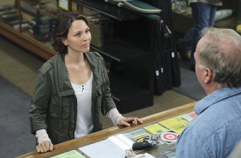 In Tampa richtet eine Frau (Kelli Williams, l.) in einem Waffenladen ein Blutbad an. Das BAU-Team wird gerufen, um sie zu stellen … – Bild: PLURIMEDIA (ABC Studios)