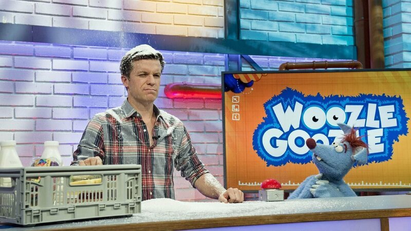 Benedikt Weber (li.) und Woozle sind ein ungleiches Gespann – gemeinsam suchen sie Antworten auf alltägliche Fragen: Wie ist der Mond entstanden? Was ist eigentlich Zeit? Und wie kann man sie überlisten? Während Benedikt sich um wissenschaftlich fundierte Antworten bemüht, ist sein Freund Woozle für kreative Antworten zuständig. – Bild: SUPER RTL/​Annette Etges