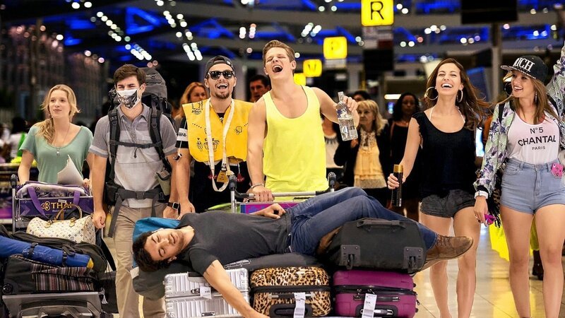 Sind noch begeistert von der Exkursion nach Thailand: (v.l.n.r.) Laura (Lena Klenke), Etienne (Lucas Reiber), Burak (Aram Arami), Danger (Max von der Groeben), Zeynap (Gizem Emre), Chantal (Jella Haase) und Lehrer Zeki (Elyas M’Barek, liegend) … – Bild: PLURIMEDIA (Constantin Film International)