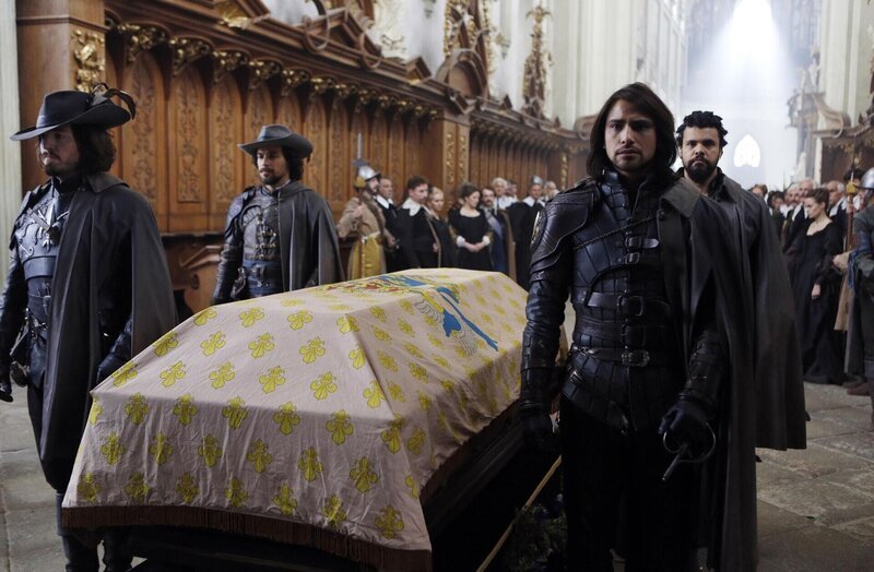 (v.l.n.r.) Athos (Tom Burke); Aramis (Santiago Cabrera); D’Artagnan (Luke Pasqualino); Porthos (Howard Charles) – Bild: BBC /​ Dusan Martincek